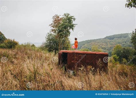 Ma A Dziewczynka Z Lali Stojakami Na Starej Przyczepie W Drewnach