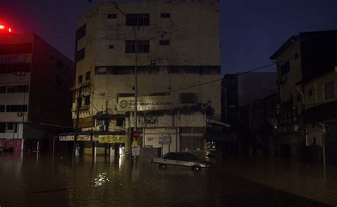 Over 22000 People Displaced In Malaysia Floods Thousands Flee Homes