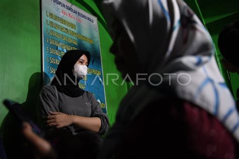 Keluarga Korban Kecelakaan Bus Antara Foto