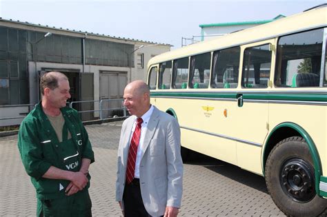 Alter Neuer Oldtimerbus Beim Tag Der Offenen T R Landkreis Mei En