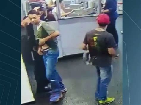 G1 Dupla rende segurança e rouba arma dentro de shopping em Goiânia