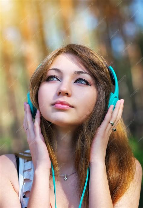 Hermosa Joven Con Auriculares En El Parque Foto Premium