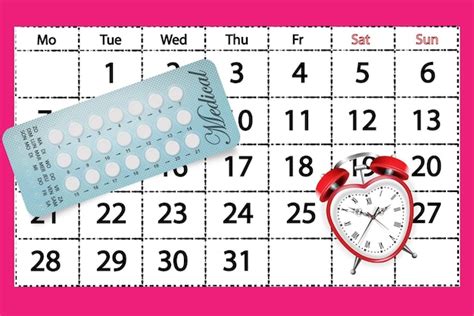 Pilules Contraceptives Sur Un Fond De Calendrier Avec Un Réveil En