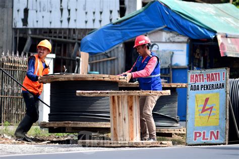 Petugas Pln Melakukan Pemeliharaan Jaringan Listrik Foto