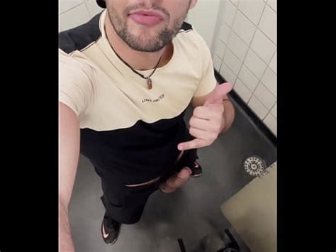 Mamando a rola do pedreiro da obra até o macho jorrar leitinho XVIDEOS