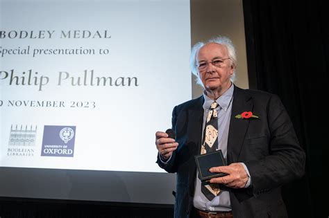 SIR PHILIP PULLMAN GIVEN THE BODLEY MEDAL | Oxford Alumni