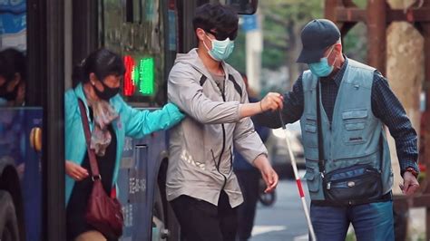 Blind Man Takes Bus Alone Social Experiment 当盲人独自乘坐公交遇到不便，大家的做法太暖了！（社会实验） Youtube