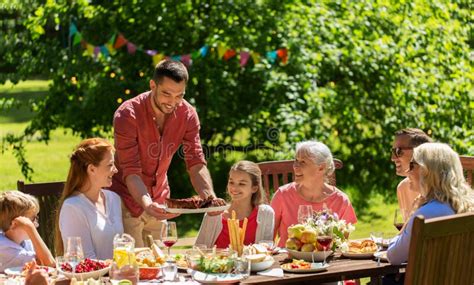 Familia Feliz Que Tiene La Cena O La Fiesta De Jard N Del Verano Foto