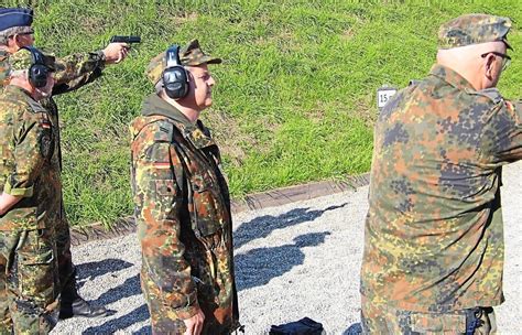 Reservisten und Zivilisten messen sich im Schießen mit Handfeuerwaffen