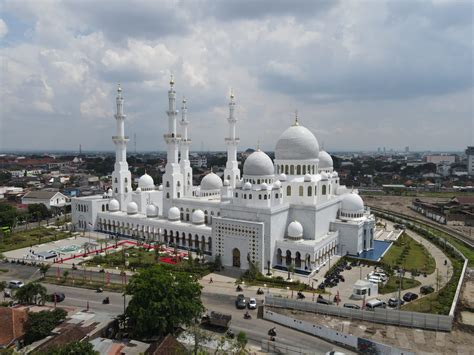 Rekomendasi 3 Masjid Yang Wajib Anda Kunjungi Saat Wisata Religi Ke