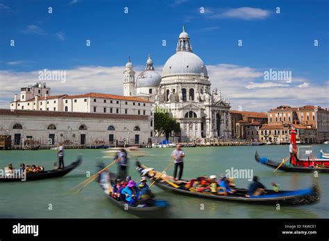 Gondola Sur Canal Grande Avec La Basilique Santa Maria Della Salute En