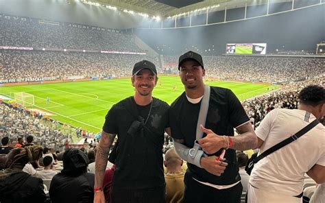 Craque do Arsenal vai à Arena e torce pelo Corinthians na Copa do Brasil