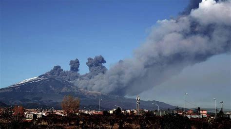 Volcán Etna entra en erupción autoridades cierran aeropuerto de Catania