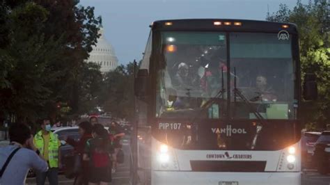 Meksika sınırını geçerek ABD ye gelen göçmenler otobüslerle Washington