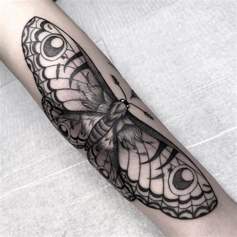 🔥🔥 Moth Tattoo: The complete guide (Meaning and designs!)