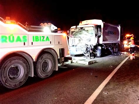 Dos Muertos Y Tres Heridos En Un Accidente Entre Un Camión De La Basura