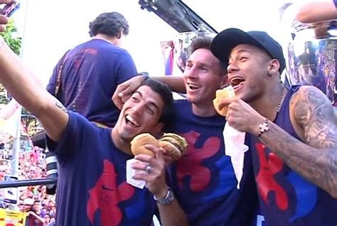 Neymar hungry for burgers in trophy parade, shares them with Messi and ...