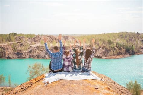 J Venes Padres E Hijos En Un Picnic Despu S De Caminar En Las Monta As