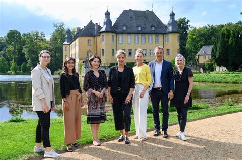 Ministerin Neubaur zu Besuch auf Schloss Dyck Schlösser und Gärten in