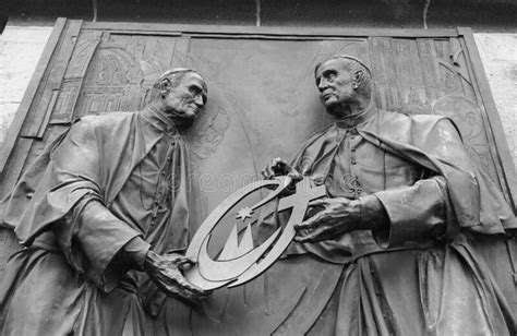 El Papa John Paul Ii Y Benediccit En La Catedral De St Peter En Koeln B