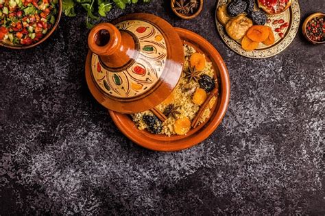 Tajine Marroqu Tradicional De Pollo Con Frutos Secos Y Especias Foto