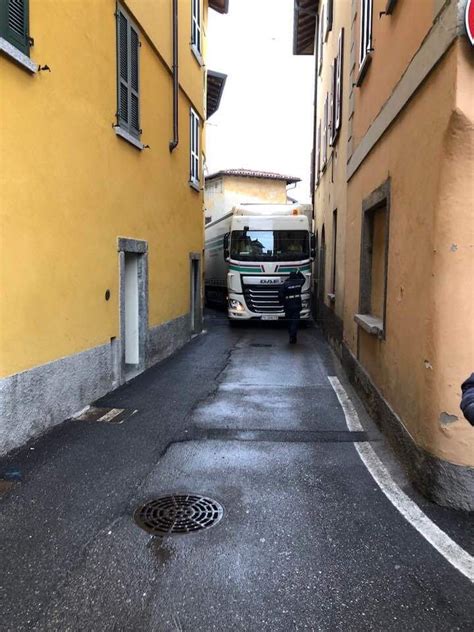 Tir Incastrato Nel Centro Storico Foto Prima Lecco