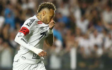 Neymar Beijando O Escudo Do Santos