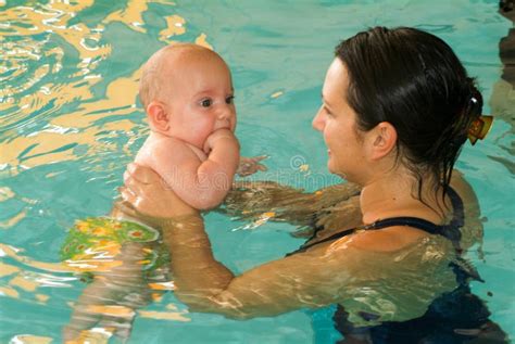 Bebé Adorable Que Disfruta De Nadar En Una Piscina Con Su Madre Imagen