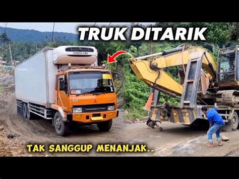 Tak Sanggup Menanjak Truk Tronton Terpaksa Ditarik Excavator Di