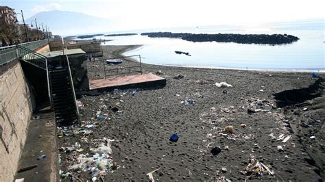 Le Spiagge Italiane Inondate Dai Rifiuti