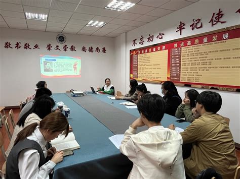 图书馆召开第十届“读书节”阅读分享会