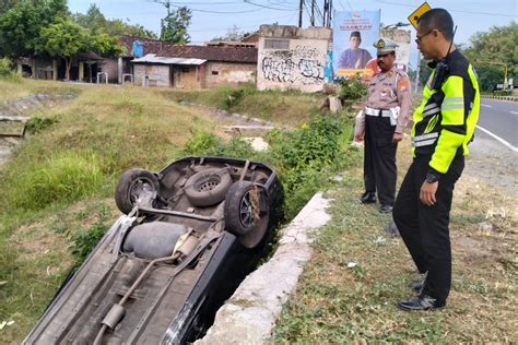 Diduga Sopir Mengantuk Mobil Rombongan Takziah Masuk Parit Di Magetan