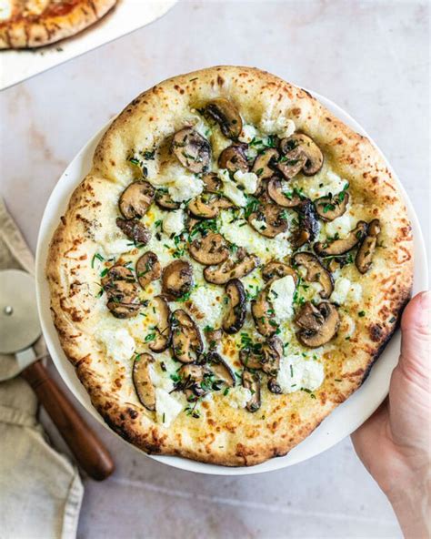 Mushroom Pizza With Fresh Herbs Ricetta Piatti Di Cucina Pizza