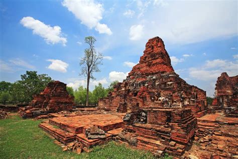 Ruinez Les Statues De Bouddha Sur Des Pagodas De Brique Dans Sukhothai