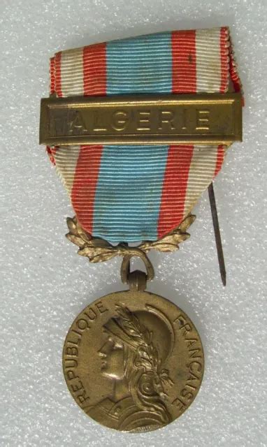 Medaille Commemorative De La Guerre D Algerie Ruban Un Peu Sali Eur