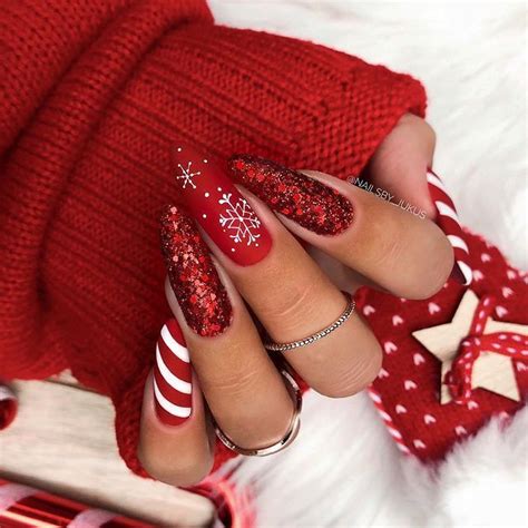 15 Cute And Festive Christmas Nails To Copy This Year Chistmas Nails