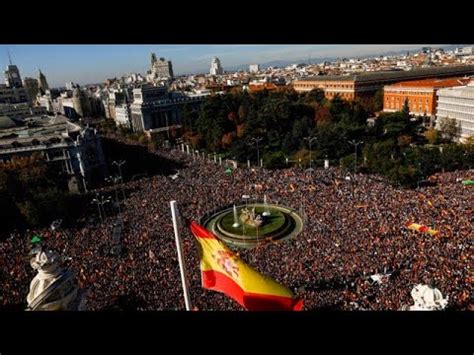 Spanien Massenproteste gegen Amnestie für katalanische Separatisten