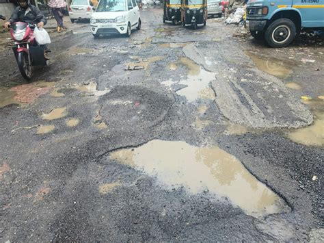 Frustrated Chandivali Citizens Felicitate Motorists For Crossing