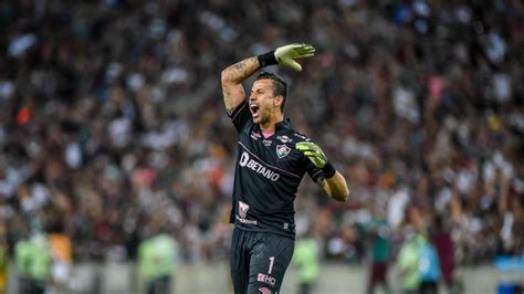 Fluminense anuncia renovação goleiro Fábio