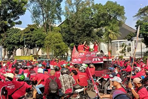 Puncak Bulan Bung Karno Puluhan Ribu Kader Simpatisan PDIP Merahkan GBK