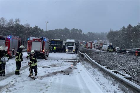 Massen Crash Auf Der A Fahrzeuge Mehrere Euro Schaden Stau