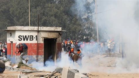 India Farmers Protest Tear Gas Fired As Thousands March On Fortress Delhi Bbc News