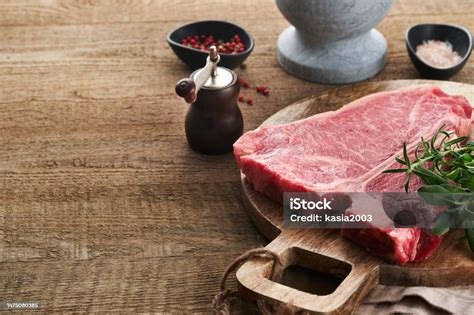 Steak Tbone Mentah Tebal Daging Sapi Tbone Mentah Atau Porterhouse