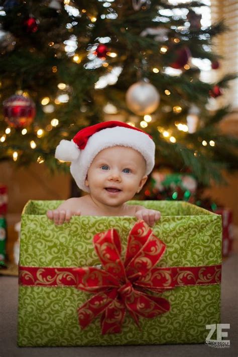 32 Super Cute Ideas For Babys First Christmas Photos