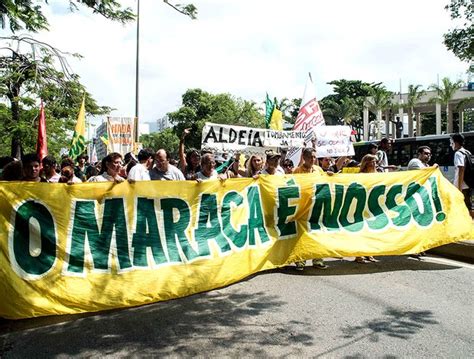 Grupos de manifestantes protestam contra impacto de obras no Maracanã