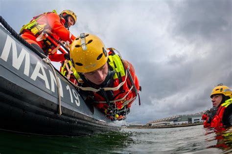 Formation stage sauveteur nageur de bord au profit des marins œuvrant