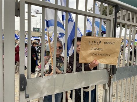 Protesters Outside Jfna Confab Try To Engage Visiting Us Jews On