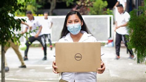 Gobierno Contin A Con Entrega De Computadoras A Estudiantes De Todo El Pa S