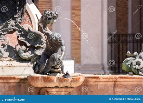 Brunnen Am Basilika Della Santa Casa In Italien Marken Stockfoto Bild