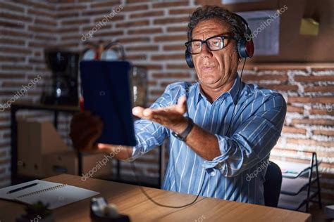 Hombre Hispano De Mediana Edad Usando Touchpad Sentado En La Mesa Por